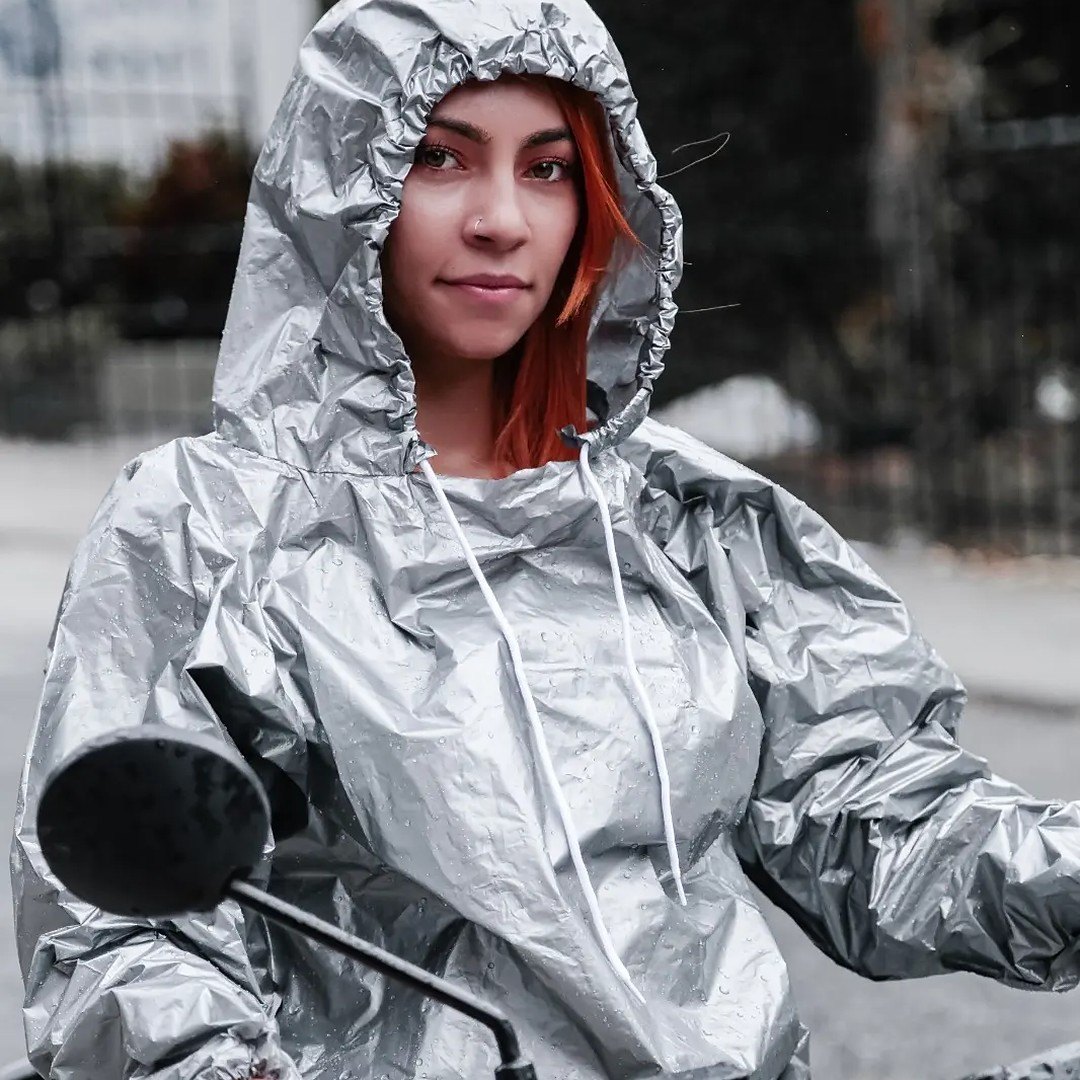 Traje gris claro, en moto