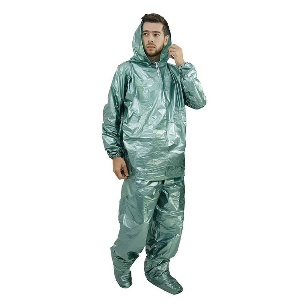 Traje verde, de frente, con la capucha puesta